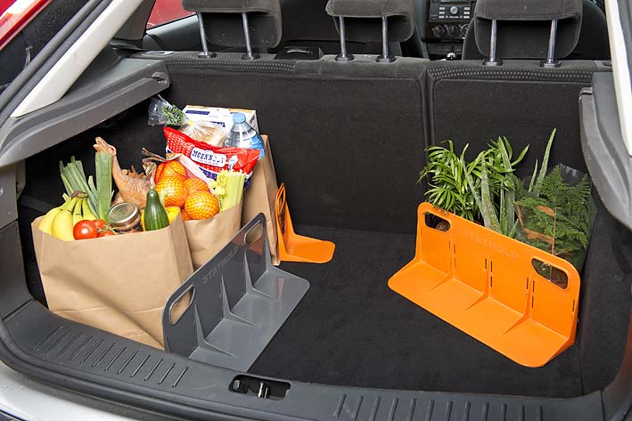 Le Stayhold™ de 46 cm est un accessoire pratique équipé de VELCRO® pour s'agripper à la moquette de votre véhicule, assurant le maintien et la protection de vos objets pendant le transport.