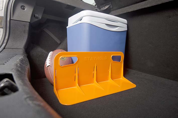 Le Stayhold™ de 46 cm est un accessoire pratique équipé de VELCRO® pour s'agripper à la moquette de votre véhicule, assurant le maintien et la protection de vos objets pendant le transport.