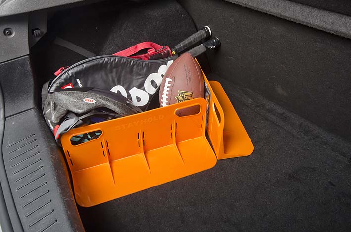 Le Stayhold™ de 46 cm est un accessoire pratique équipé de VELCRO® pour s'agripper à la moquette de votre véhicule, assurant le maintien et la protection de vos objets pendant le transport.