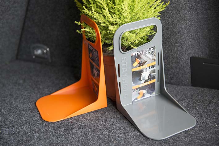 Le Stayhold™ Mini, accessoire compact de 11,5 cm, se fixe facilement à la moquette de votre véhicule grâce à son VELCRO®. Idéal pour maintenir et protéger vos objets en toute sécurité.