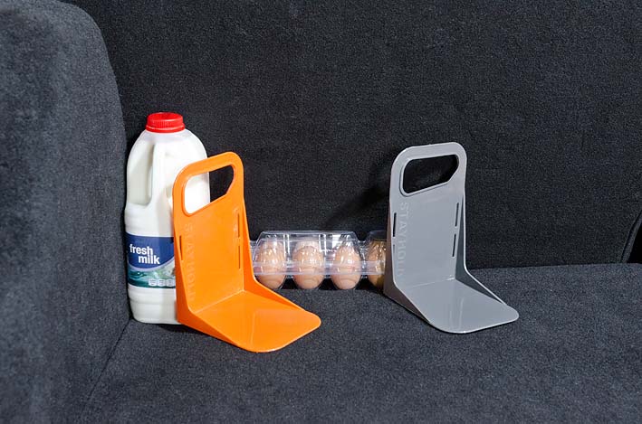 Le Stayhold™ Mini, accessoire compact de 11,5 cm, se fixe facilement à la moquette de votre véhicule grâce à son VELCRO®. Idéal pour maintenir et protéger vos objets en toute sécurité.