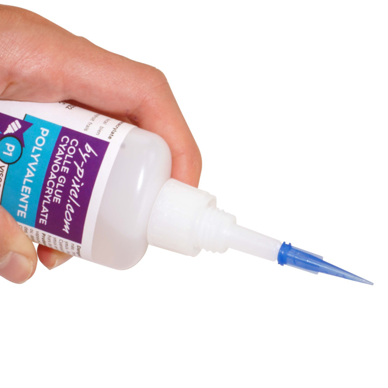 Photo de côté d'une aiguille vissée sur le flacon de colle cyanoacrylate - Apporte justesse et précision, à visser directement sur le flacon