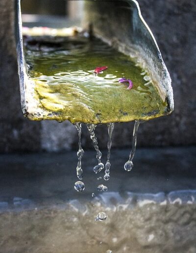 Eau coulant dans une rivière. Démonstration de sa très faible vicosité.